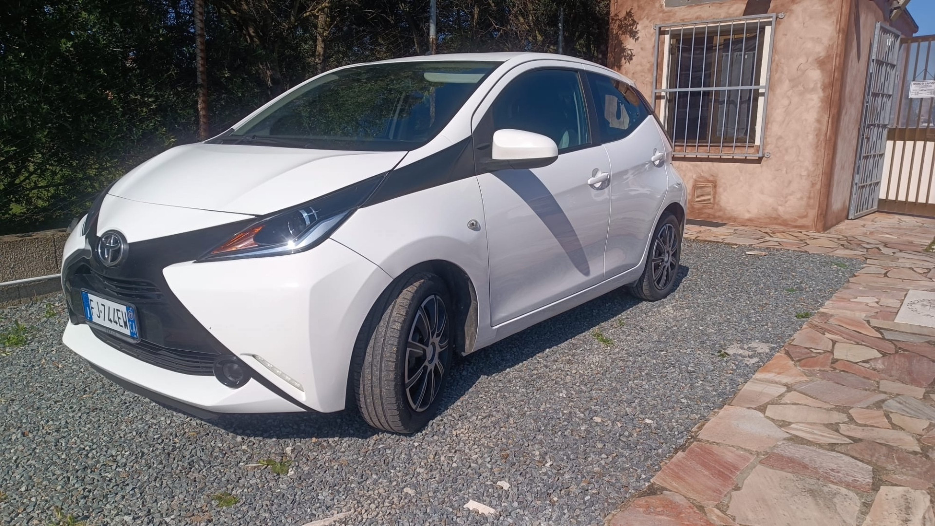 Toyota Aygo 1.0 VVT-i 69 CV 5 porte x-black TSS